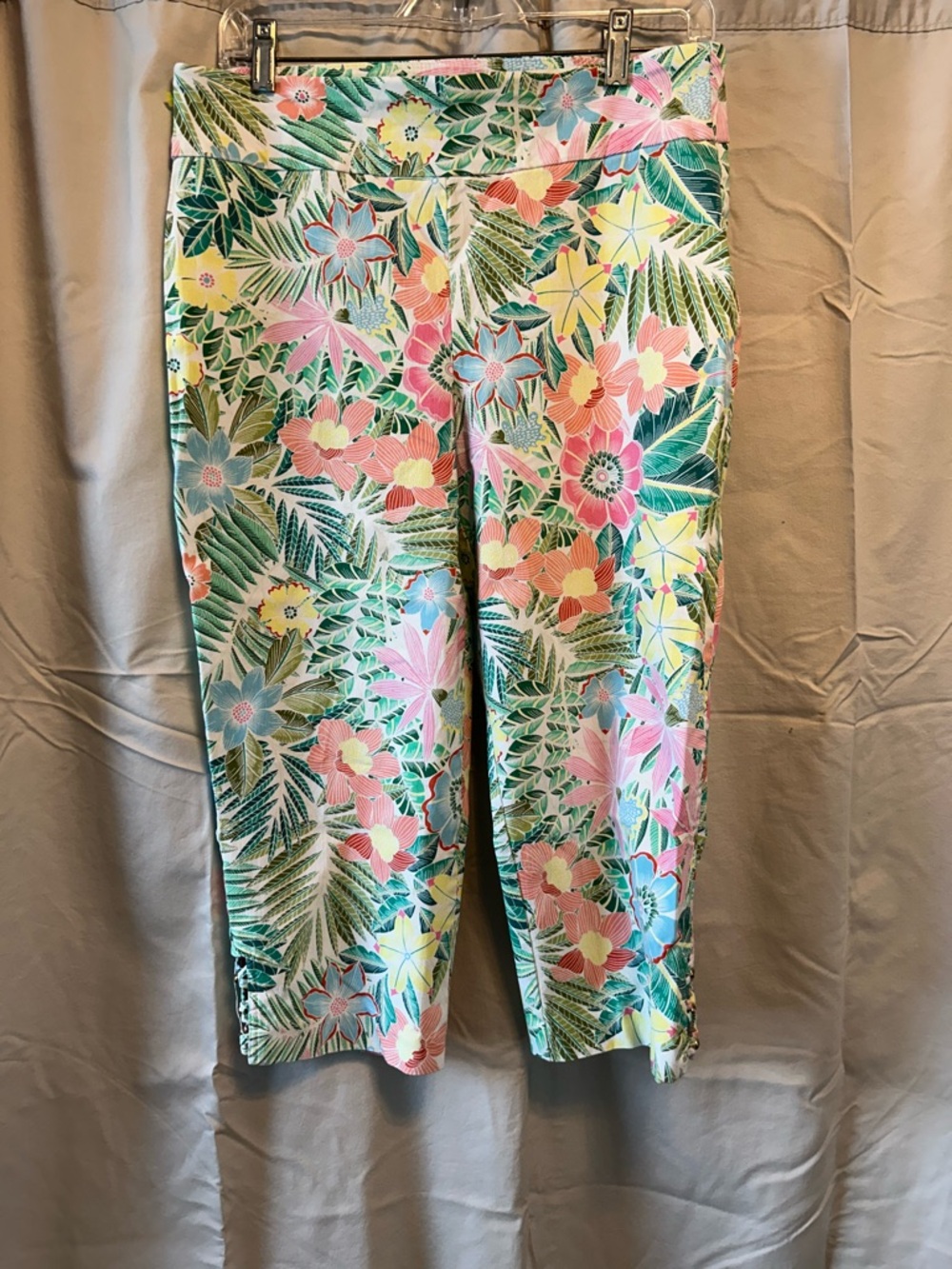 Attyre Tropical Floral Capris - Multicolor